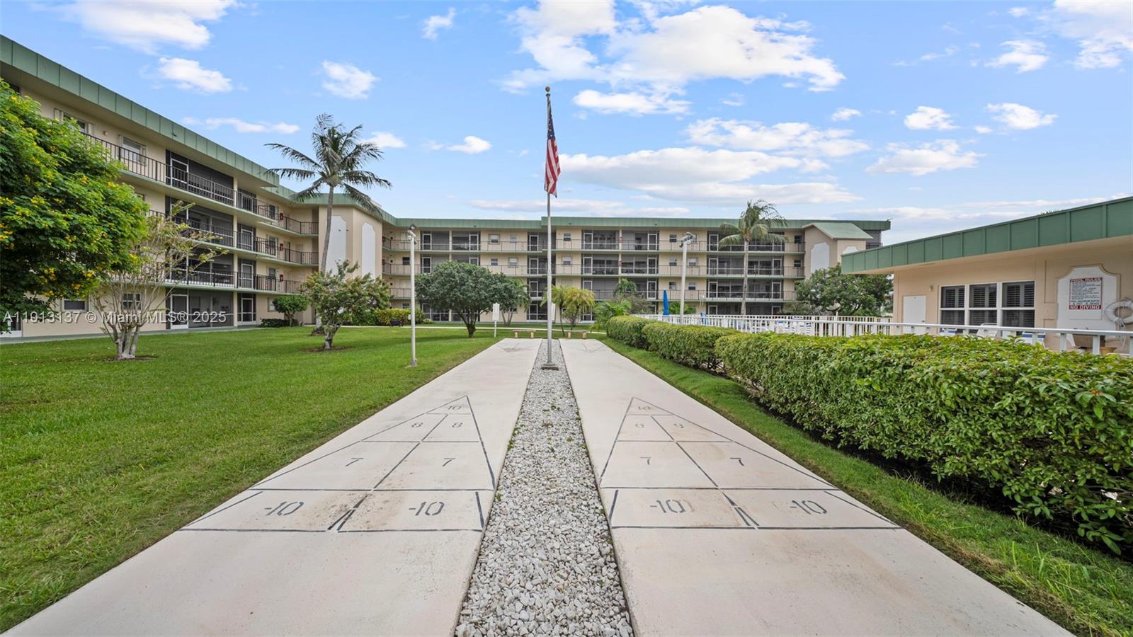 HAMPTON GARDENS 1 CONDO - Residential