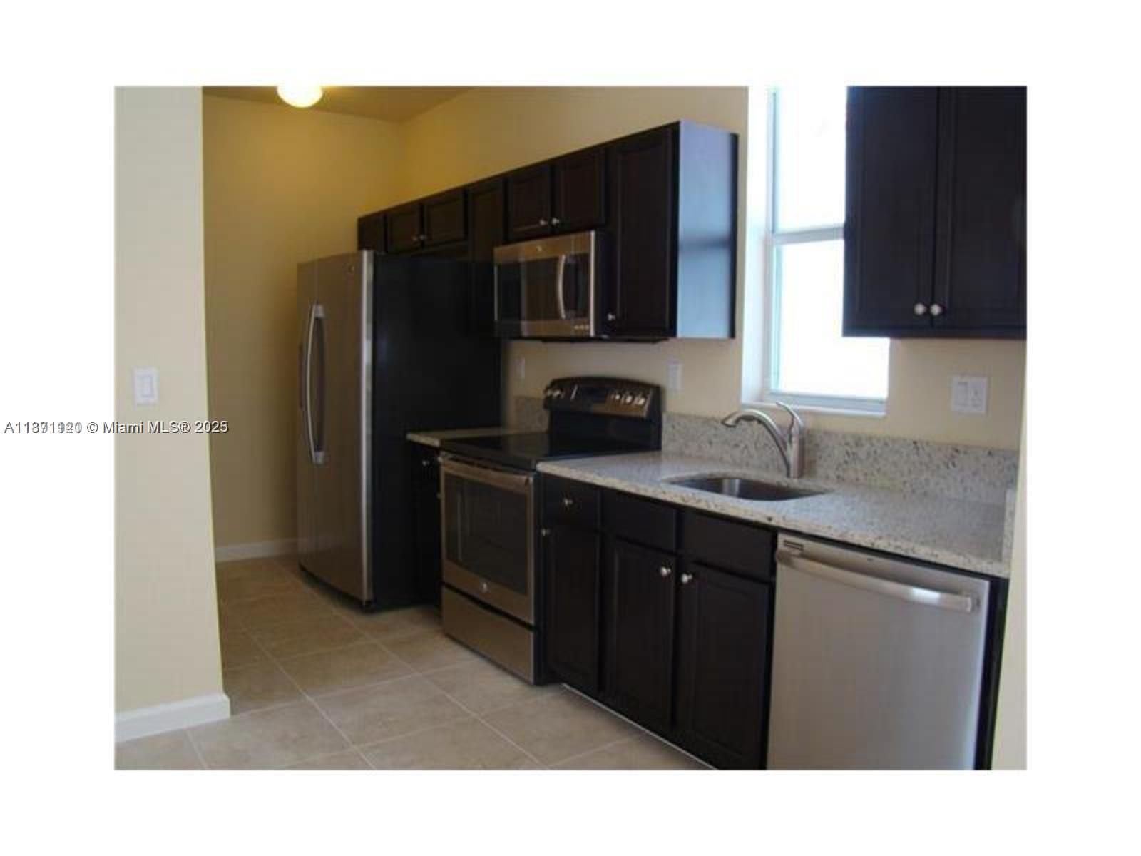 Excelente Apartamento tipo estudio, lavadora y secadora incluidos en la unidad. Totalmente independiente Acceso a excelentes amenities tales como piscinas, gimnasio, canchas etc. Incluye electricidad y agua en la renta. Solo primer mes y un mes de deposito para mudarse.