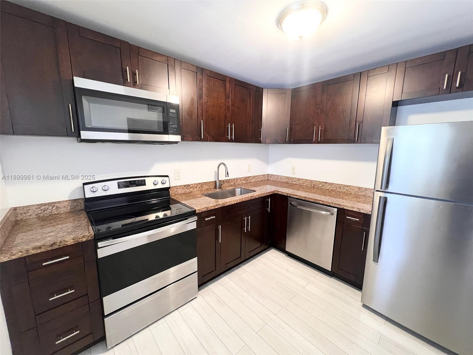 LAKEWOOD ON THE GREEN CON - Residential Lease