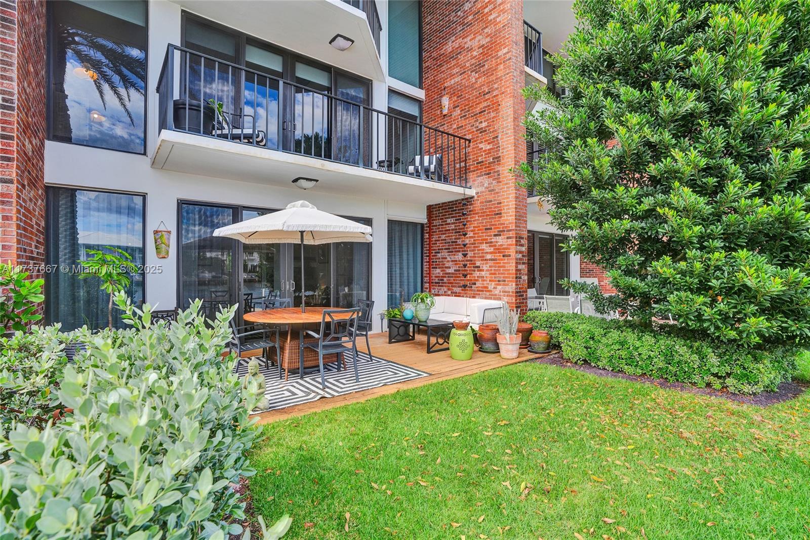 TOWNHOUSES AT HARBOR BEAC - Residential