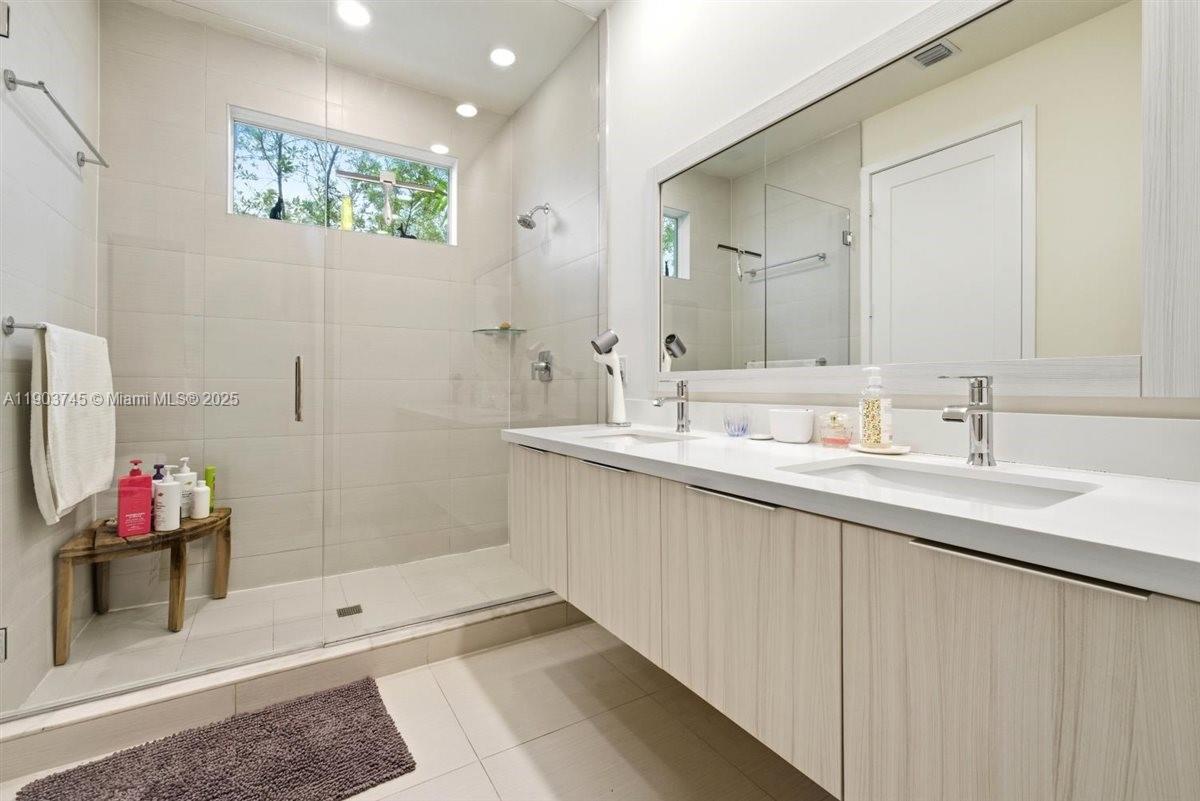 LANDMARK AT DORAL CENTRAL - Residential Lease