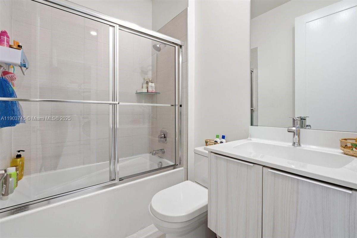 LANDMARK AT DORAL CENTRAL - Residential Lease