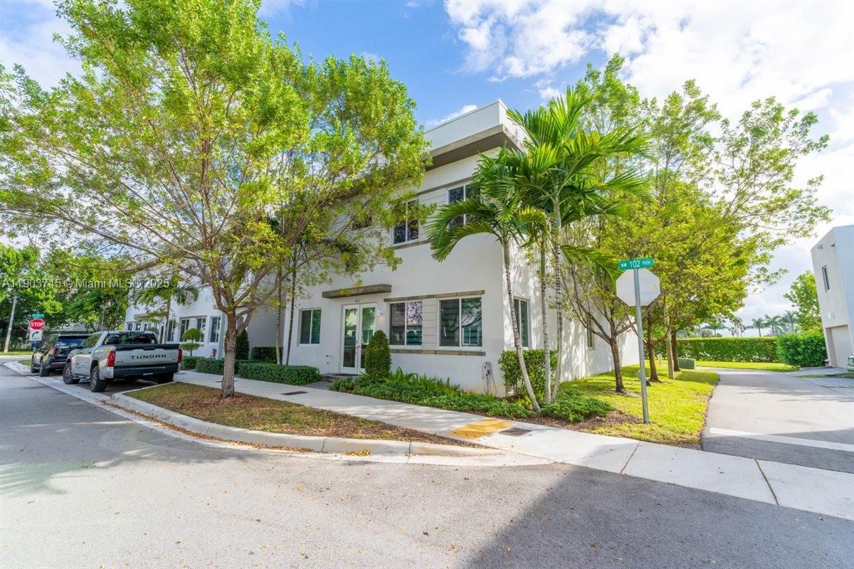 LANDMARK AT DORAL CENTRAL - Residential Lease