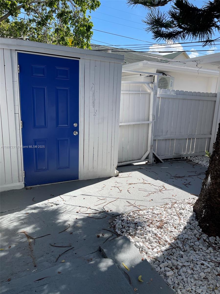 HOLLYWOOD - Residential Lease