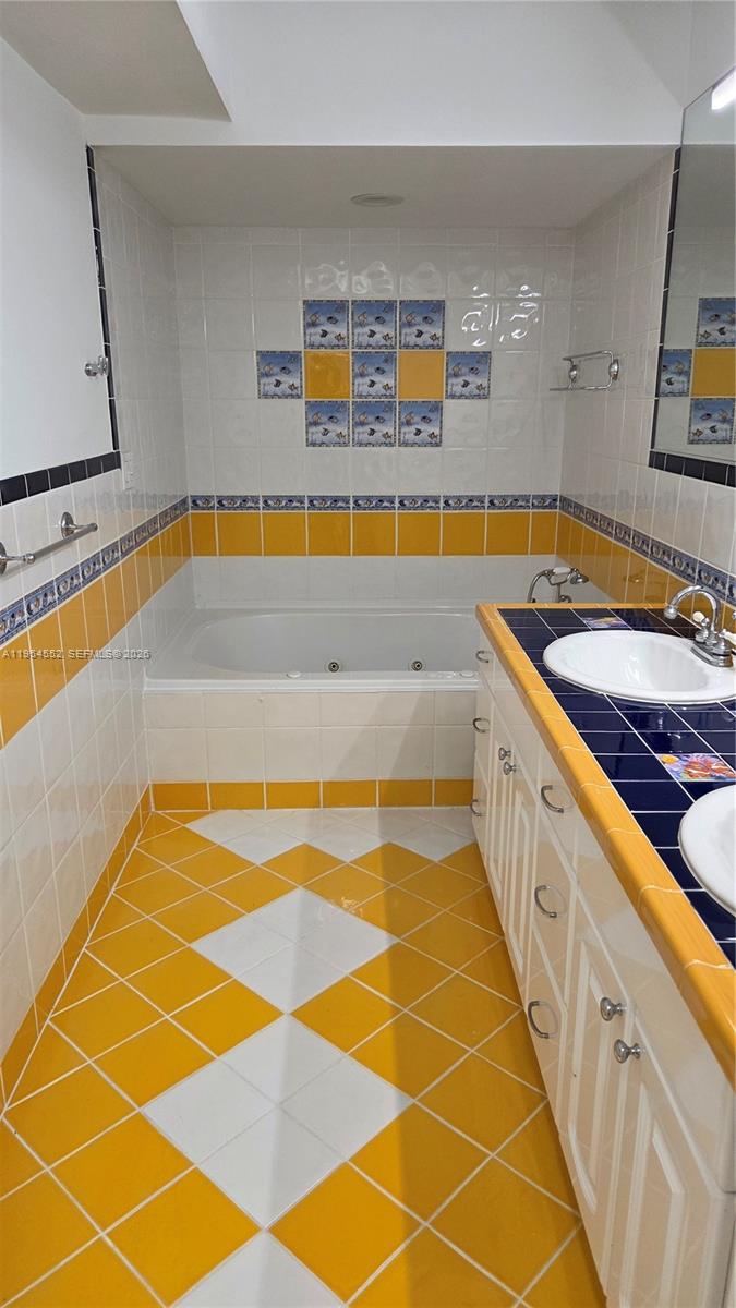 HOLLYWOOD GOLF ESTATES SE - Residential