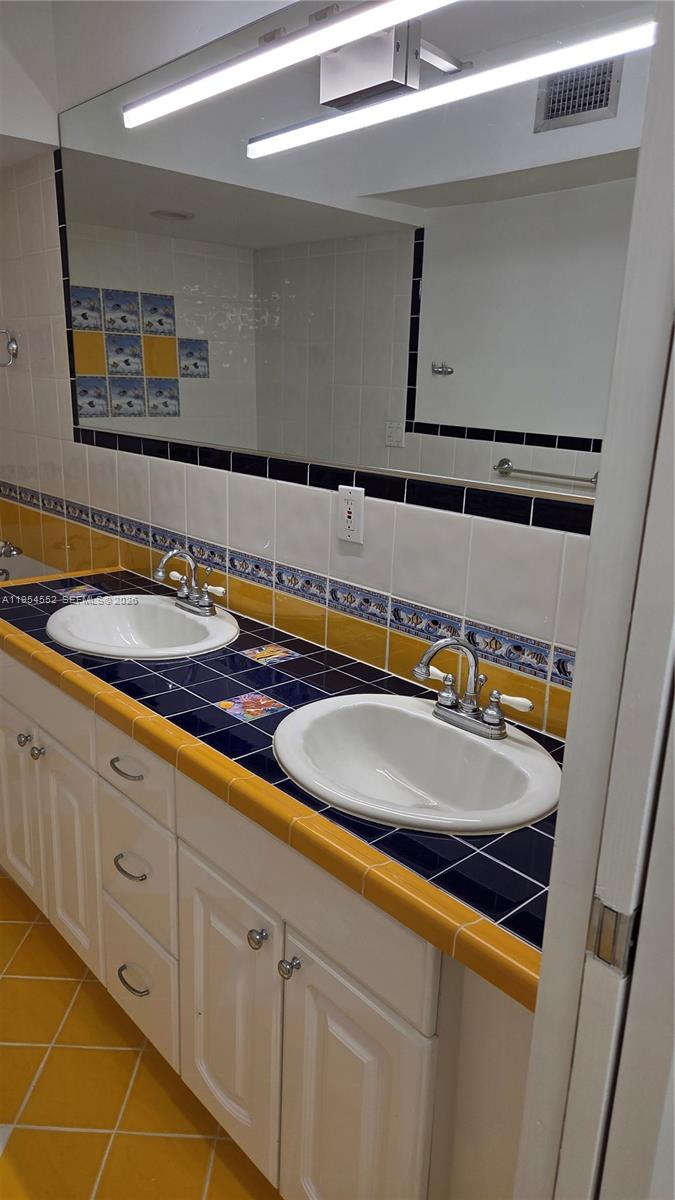 HOLLYWOOD GOLF ESTATES SE - Residential