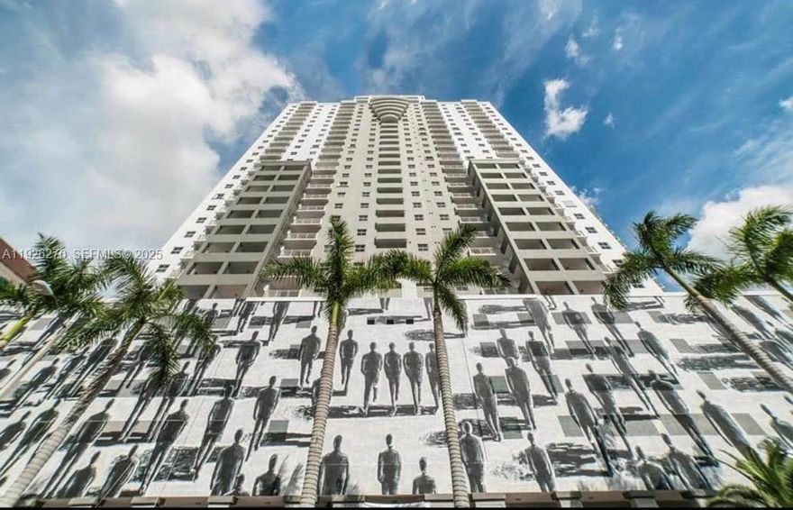 Unit w/ gorgeous downtown view. Spacious 1 bed/1 bath unit. Open kitchen w/granite tops & S/S appliances, washer/dryer & beautiful wood flooring. Large master-suite w/walk-in closet, granite bath w/large tub & new custom windows treatment. Ample closets w/ vast space.1 covered parking space. This is a full service building &includes 24-HR concierge,24-HR Valet, fitness center, pool/cabana area, Jacuzzi, bbq area, business center, party room, Café-Restaurant &much more