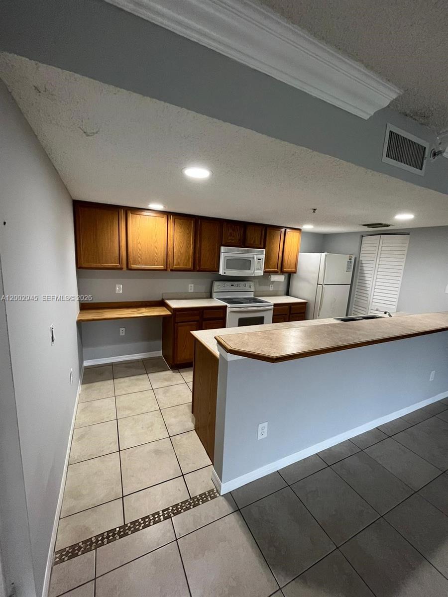 9907 Westwood Dr 17-2