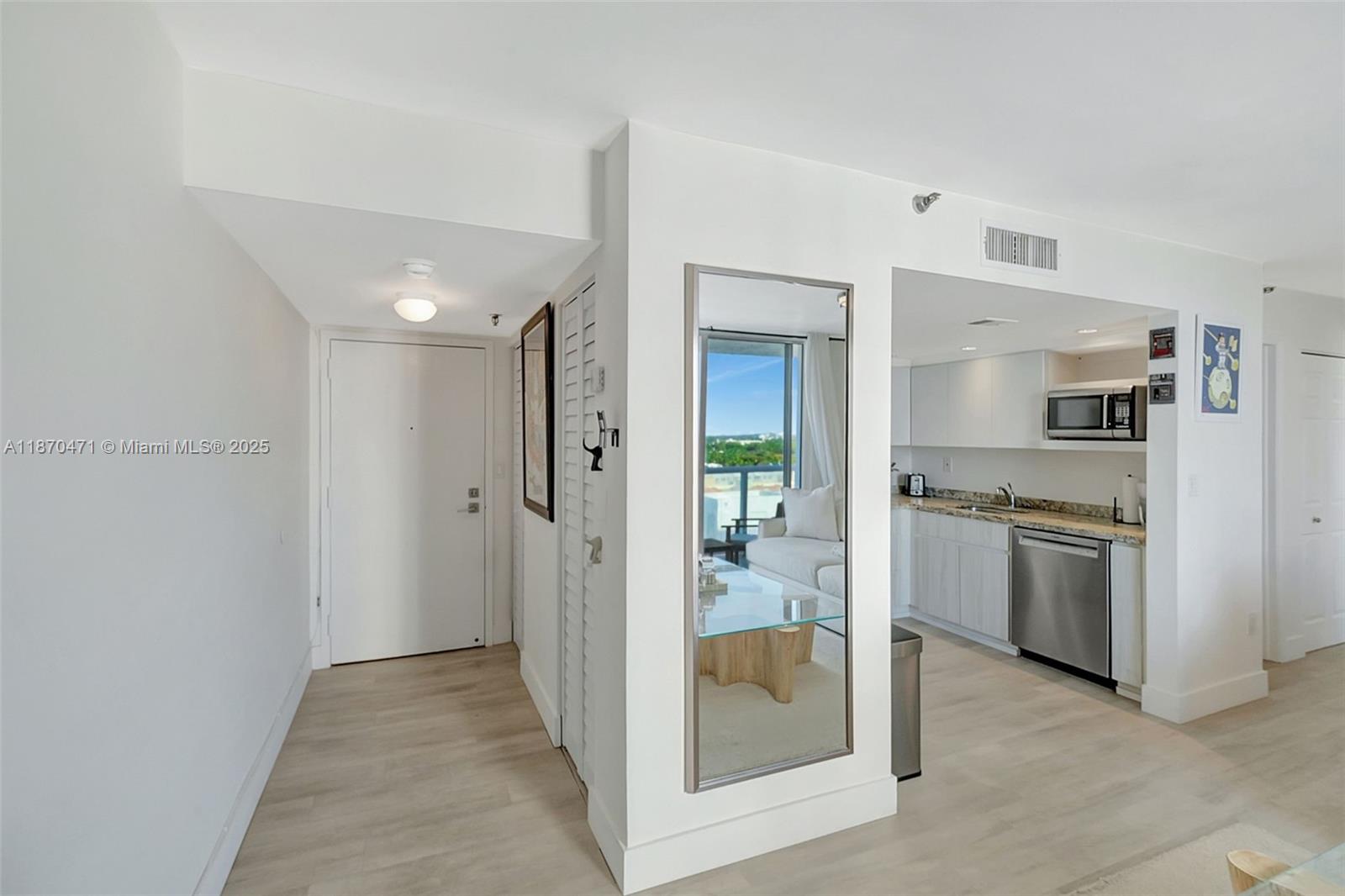 2457 Collins Ave 1402