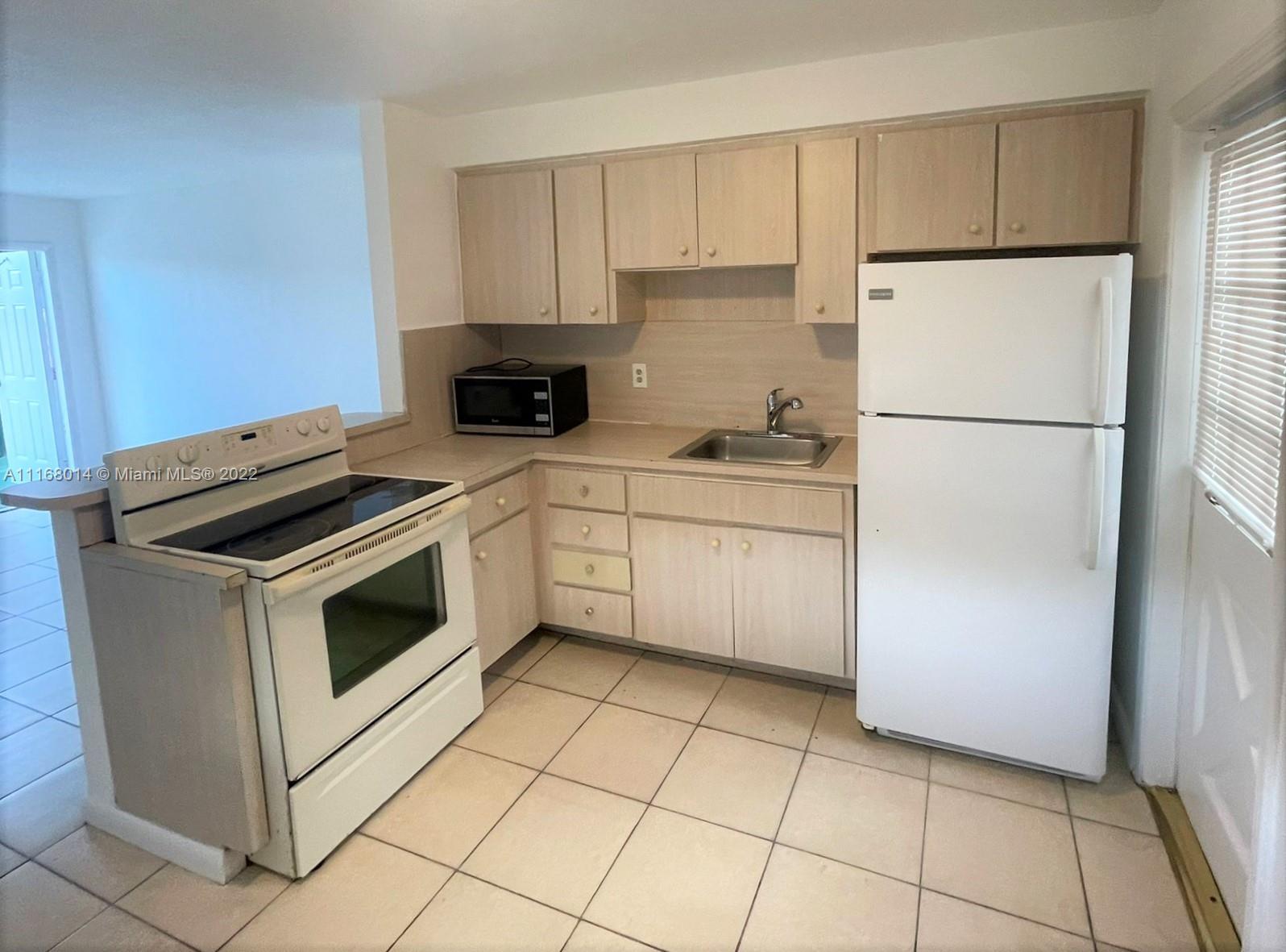 Apartment located in a five-unit garden-style complex, just west of Federal Highway and east of Dixie Highway. Close to the beach, restaurants and entertainments in Hollywood. Schedule your showing today. Won't last!