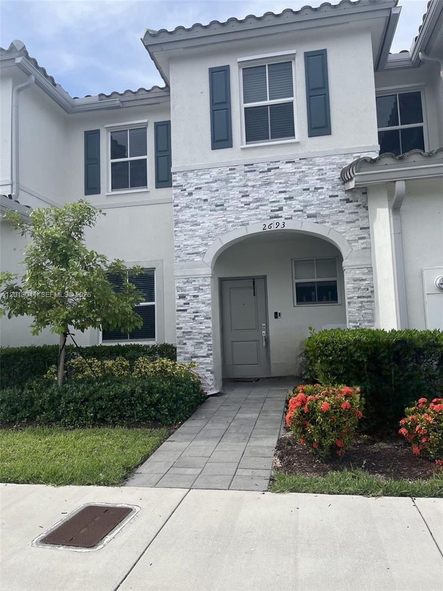 Beautiful villa for rent in the Riviera community, Homestead .
Very cozy and located in a great area, perfect for comfortable living.

Enjoy full amenities:
Swimming pool
 Gym
 Kids playground

Conveniently located near supermarkets, restaurants, Baptist Hospital, and medical centers. Only 35 minutes from the Florida Keys .

Requirements: first month and security deposit.
ASSOCIATION APPROVAL REQUIRED $150 SCREENING FEE PER APPLICANT. AND $500 SECURITY DEPOSIT REQUIRED BY THE ASSOCIATION
Application through RentSpree.