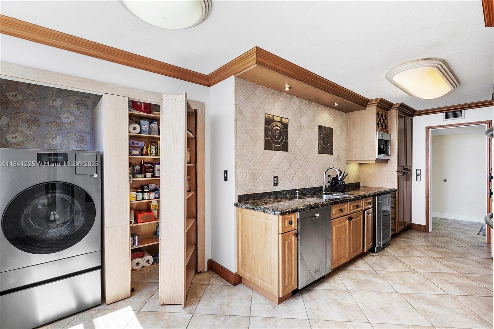 AQUARIUS CONDO - Residential