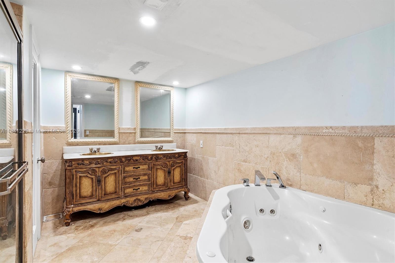 AQUARIUS CONDO - Residential