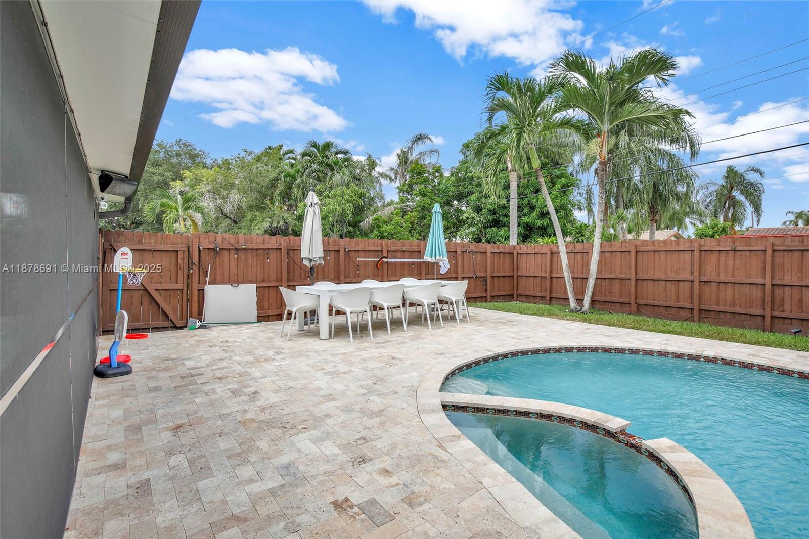 HOLLYWOOD HILLS - Residential Lease