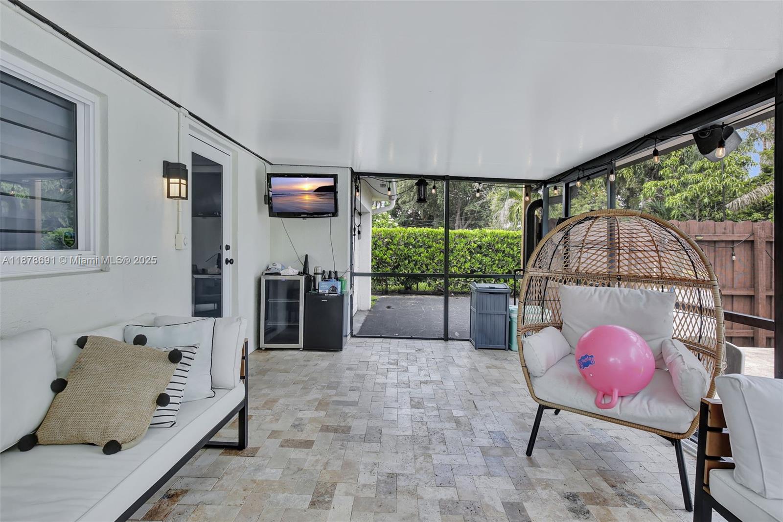 HOLLYWOOD HILLS - Residential Lease