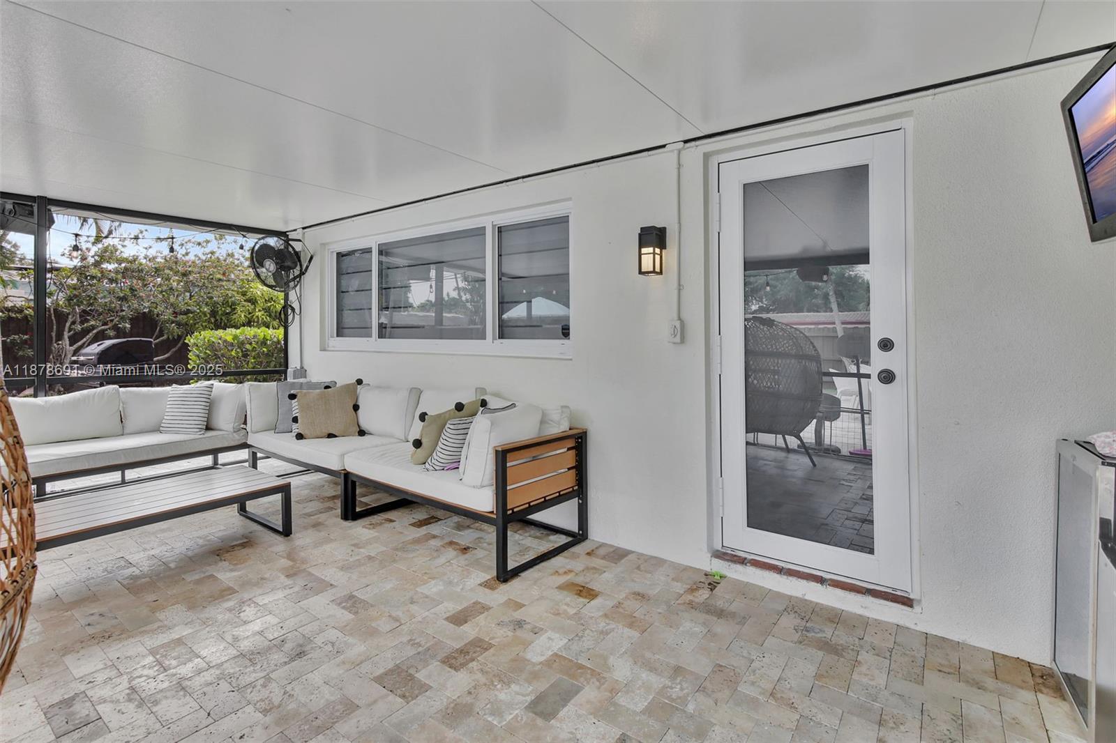 HOLLYWOOD HILLS - Residential Lease