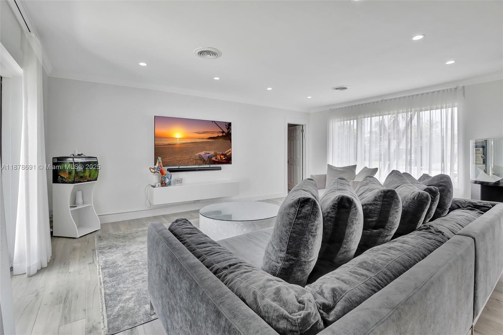 HOLLYWOOD HILLS - Residential Lease