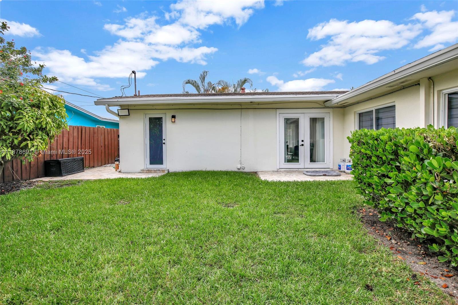 HOLLYWOOD HILLS - Residential Lease