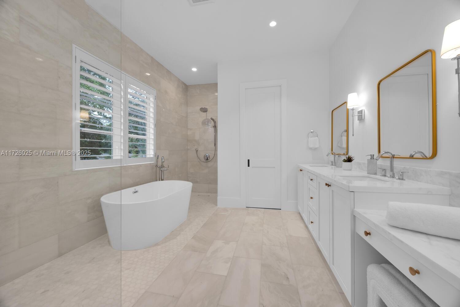 CORAL GABLES BISC BAY SEC - Residential