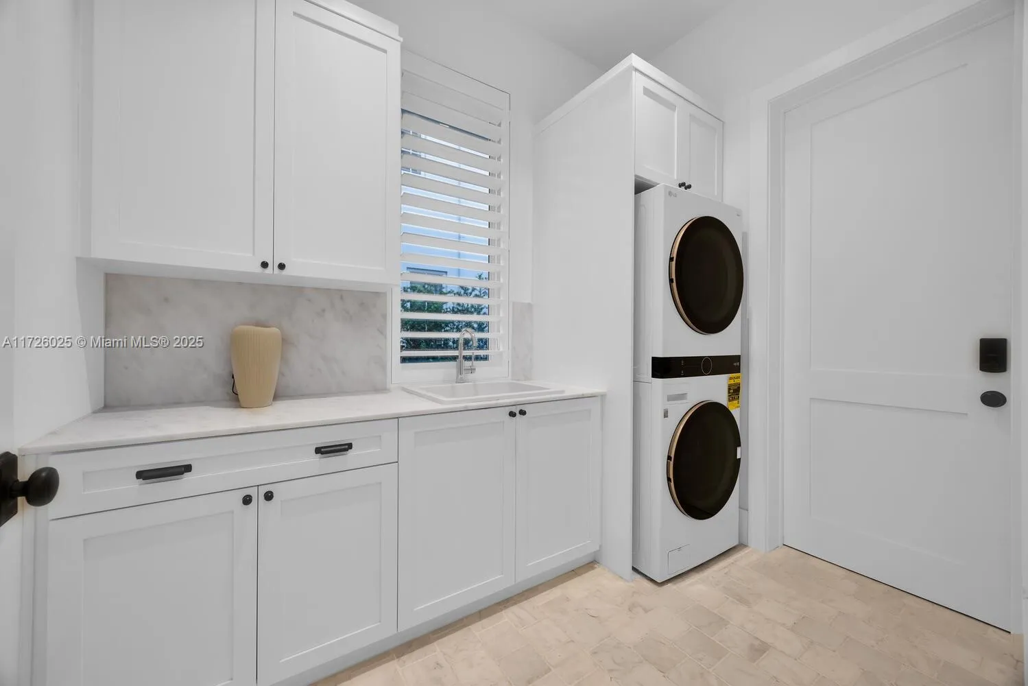 Coral Gables, Florida 33143, United States, 5 Bedrooms Bedrooms, ,6 BathroomsBathrooms,Residential,Pending,15620