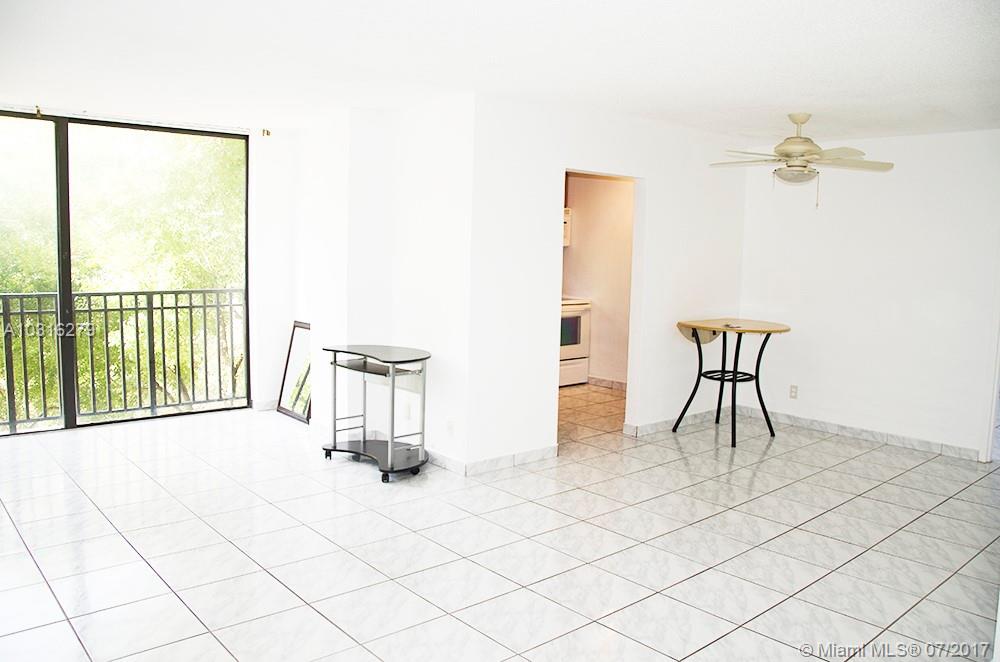 BEST PRICED UNIT!!!1 BED 1.5 BATH. ONE BLOCK FROM THE OCEAN. GATED COMMUNITY.