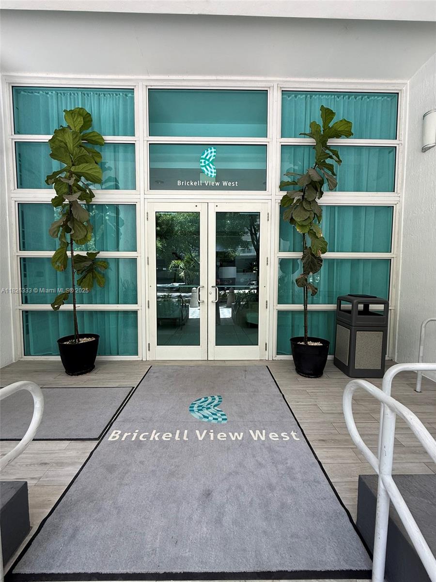 Experience refined living at Brickell View West! Step into this beautifully appointed 2-bedroom, 2-bathroom residence featuring breathtaking views of the city and serene park landscapes. The unit includes a fully equipped kitchen, in-unit washer and dryer, and the convenience of two assigned parking spaces.
Located in an intimate, secure boutique building, residents enjoy exclusive access to a private pool and fitness center—offering the perfect blend of comfort and tranquility just moments from Brickell's vibrant energy.
Available furnished or unfurnished to suit your lifestyle