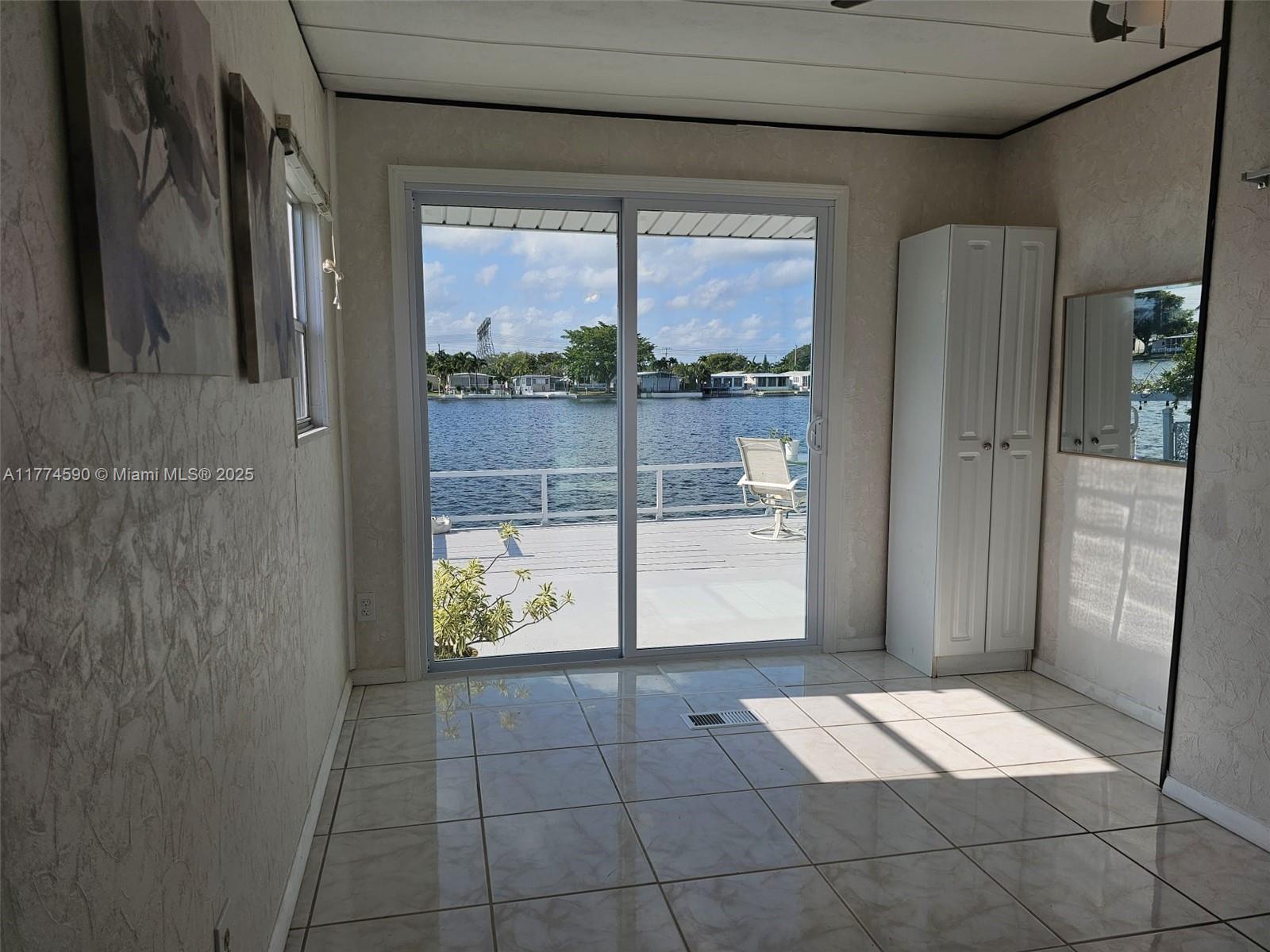 RAVENSWOOD ESTATES & MARI - Residential
