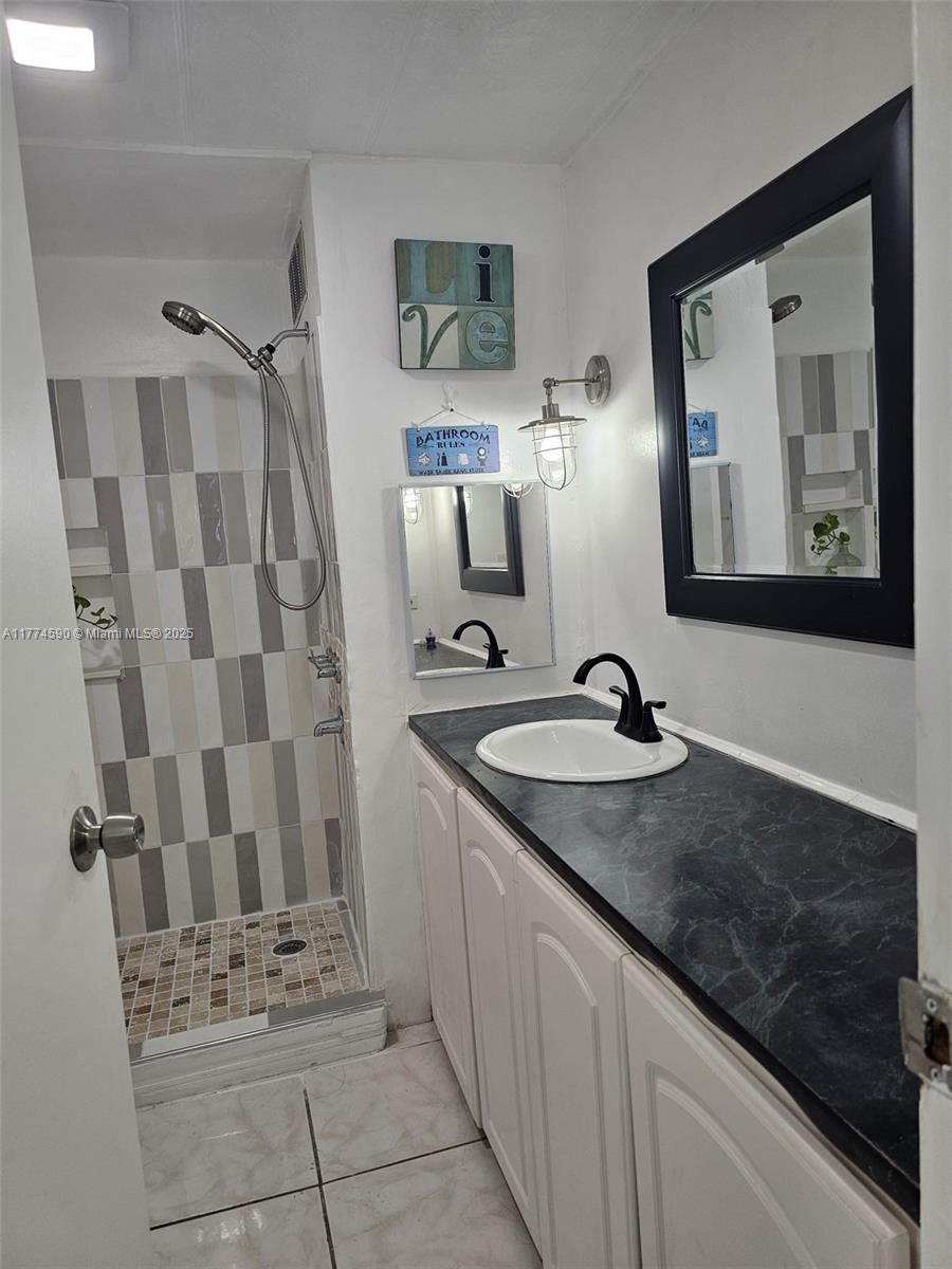 RAVENSWOOD ESTATES & MARI - Residential