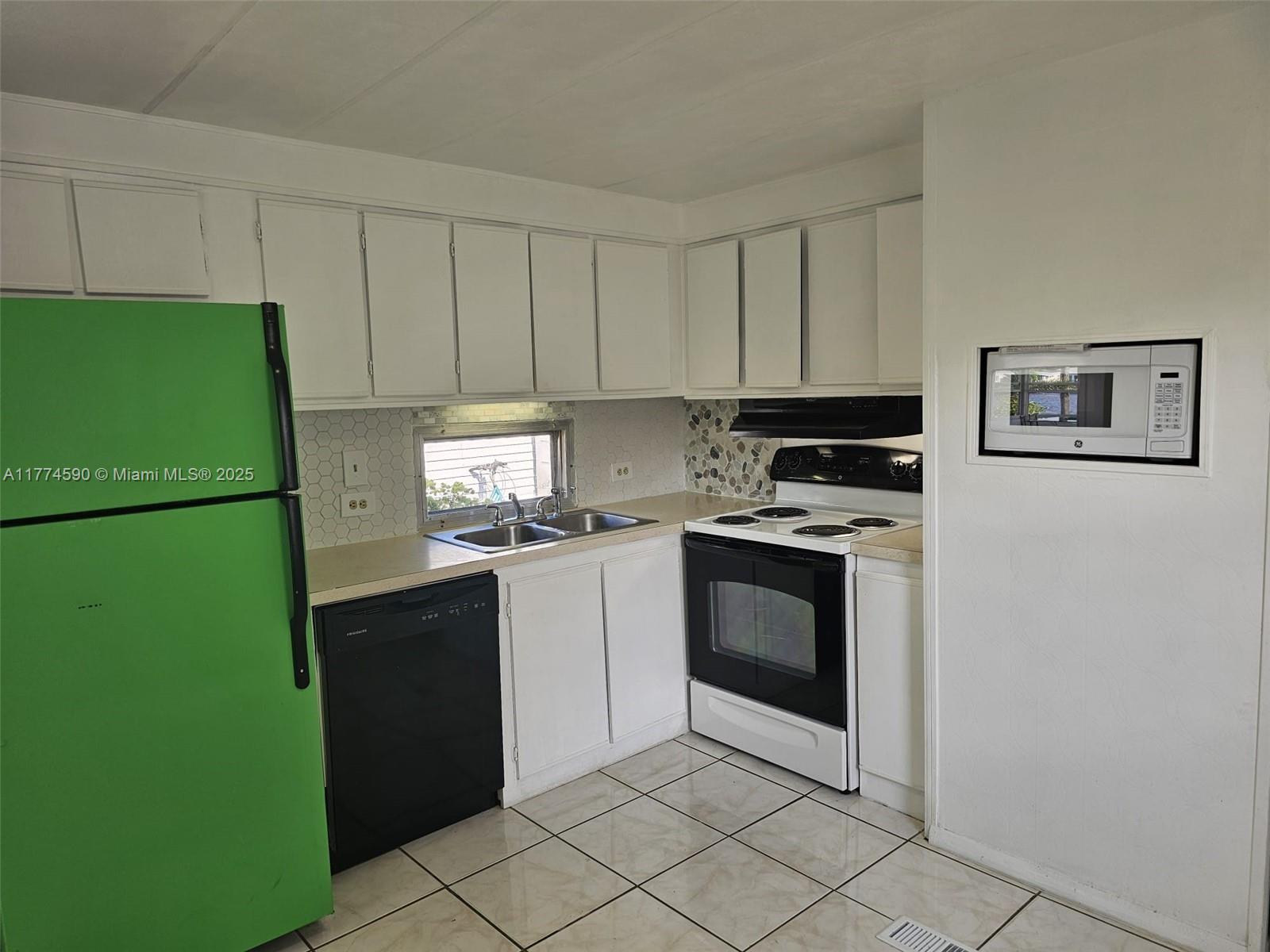 RAVENSWOOD ESTATES & MARI - Residential
