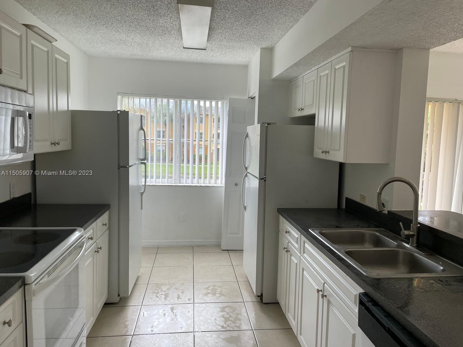 Beautiful and cozy 3/2condo al la Via in pembroke pines. Unit on decond floor with with a spectacular lake view and laminated wood.