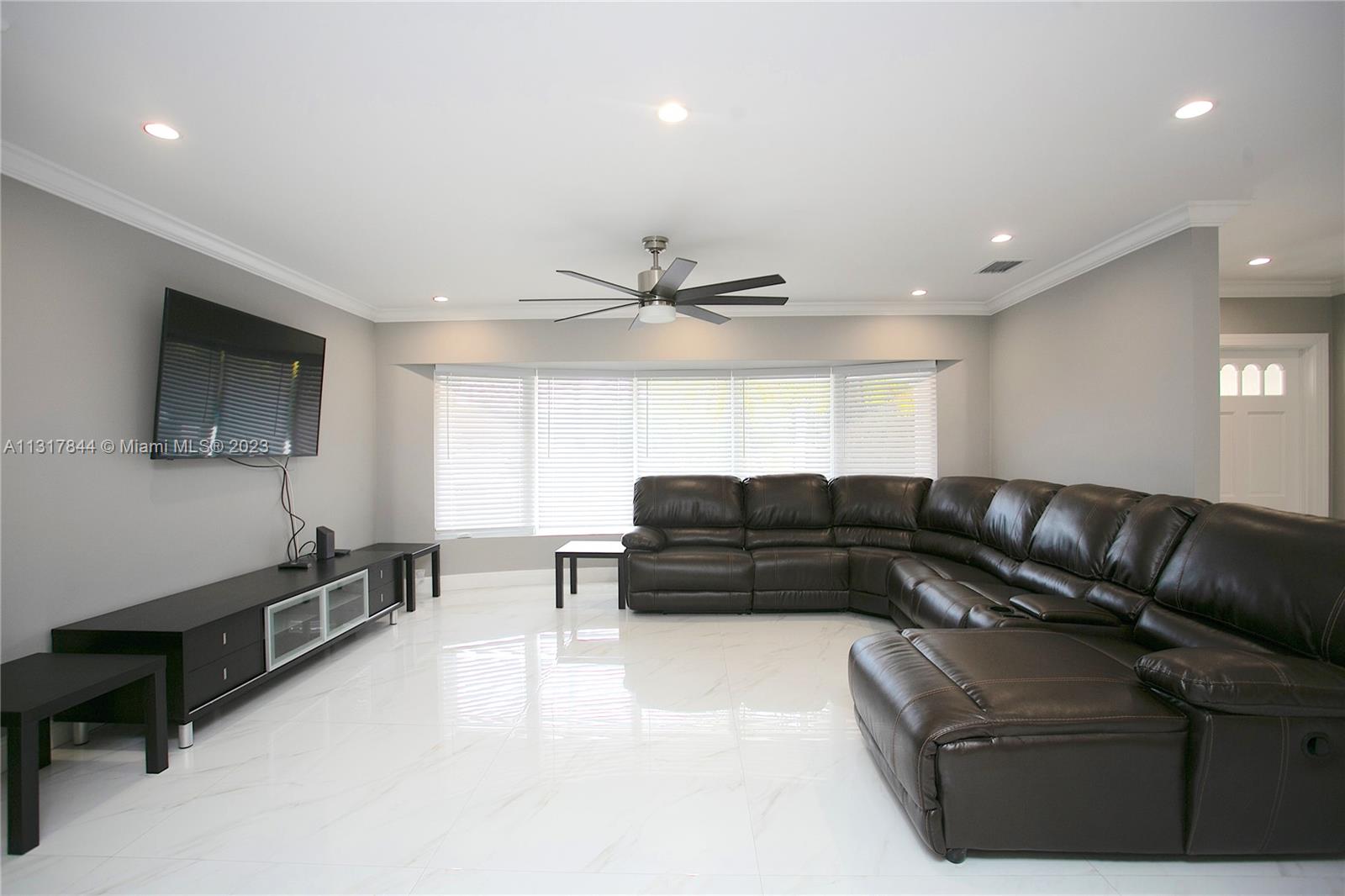 HOLLYWOOD GOLF ESTATES SE - Residential Lease