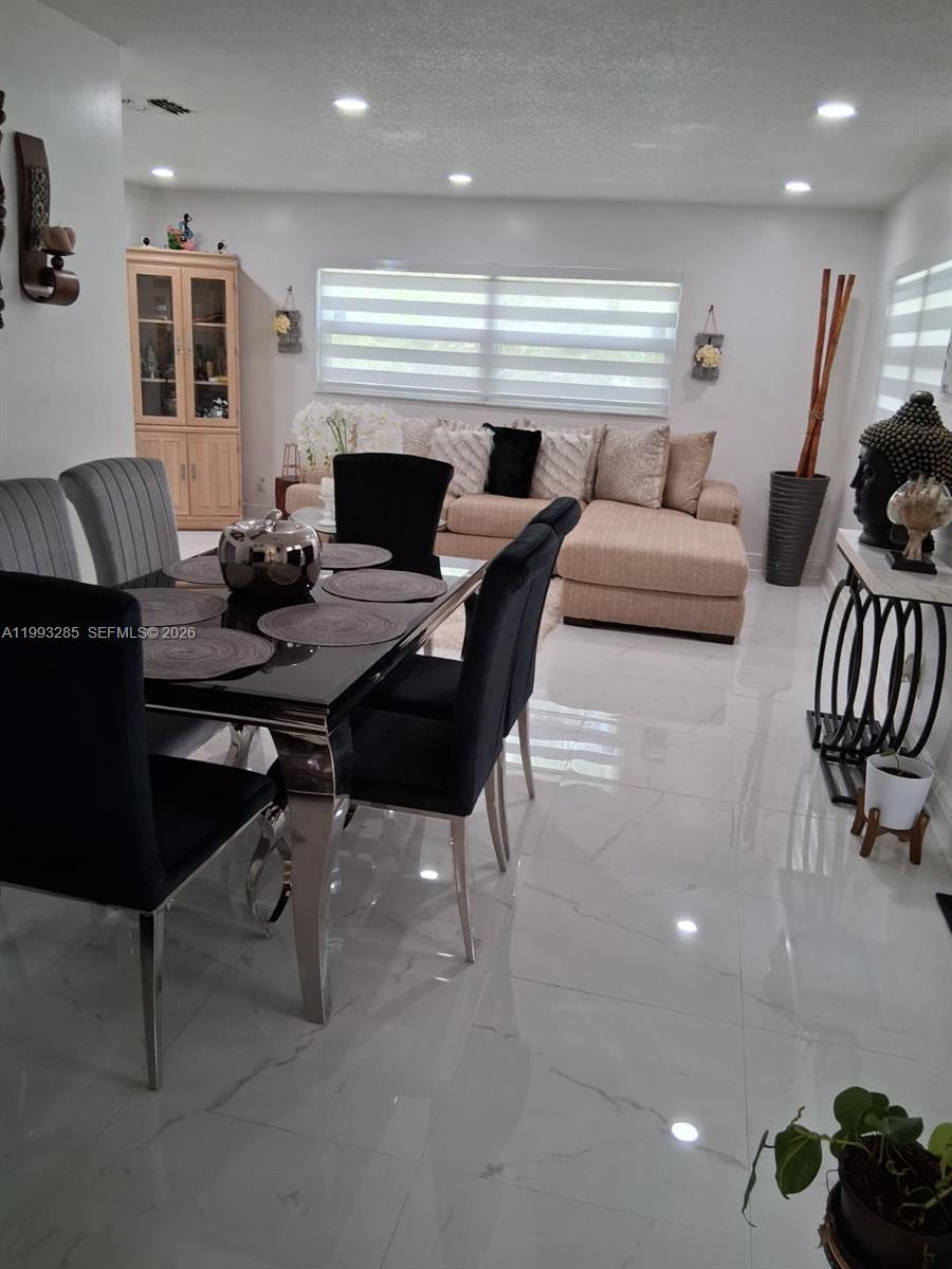 ENGLISH ESTATES UNIT 01 - Residential