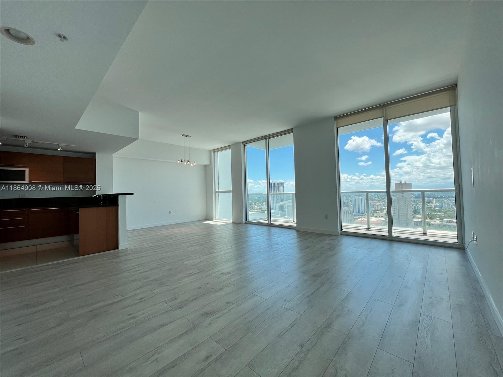 MUST-SEE UNIT! Located on the 41st floor, this spacious 2-bedroom, 2-bathroom residence offers amazing panoramic views of Downtown Miami in one of the best locations in the city. Walking distance to restaurants, grocery stores, Bayside, the Kaseya Center, marina, and Museum Park. This luxury building offers resort-style amenities including a pool, jacuzzi, sauna, gym, big-screen theater, bar and lounge, business rooms, and a club room.