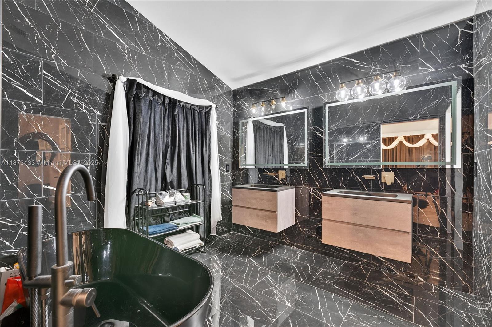 WOODSIDE ESTATES - Residential