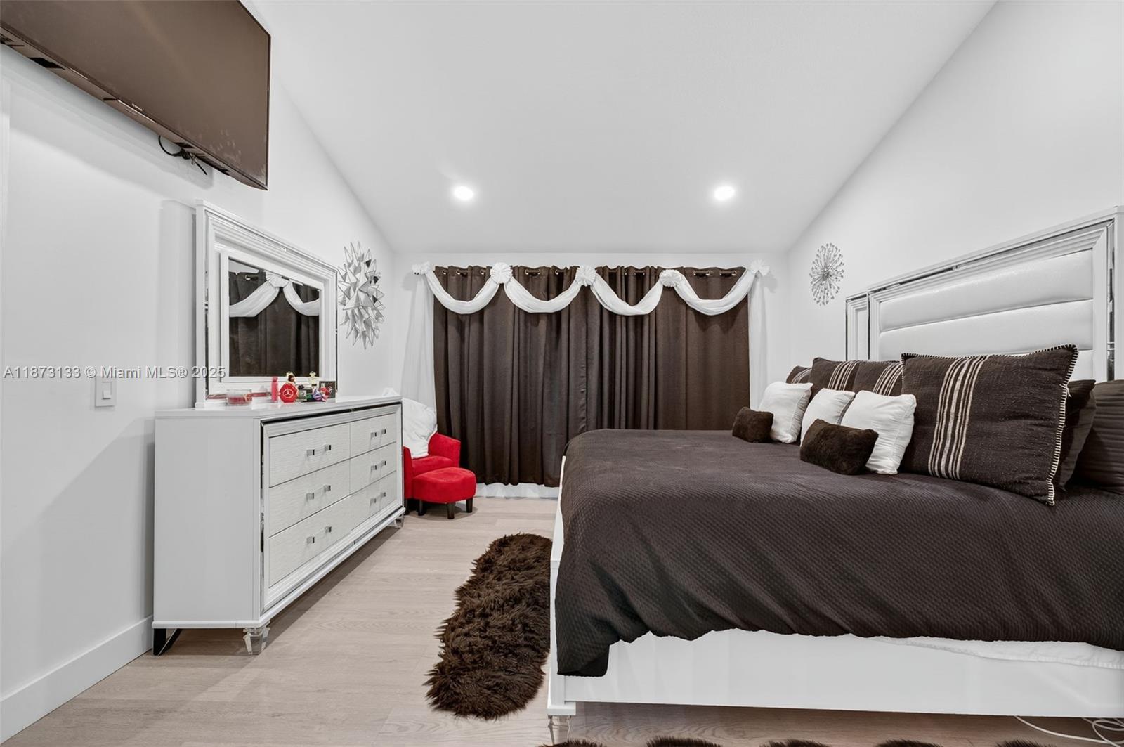 WOODSIDE ESTATES - Residential