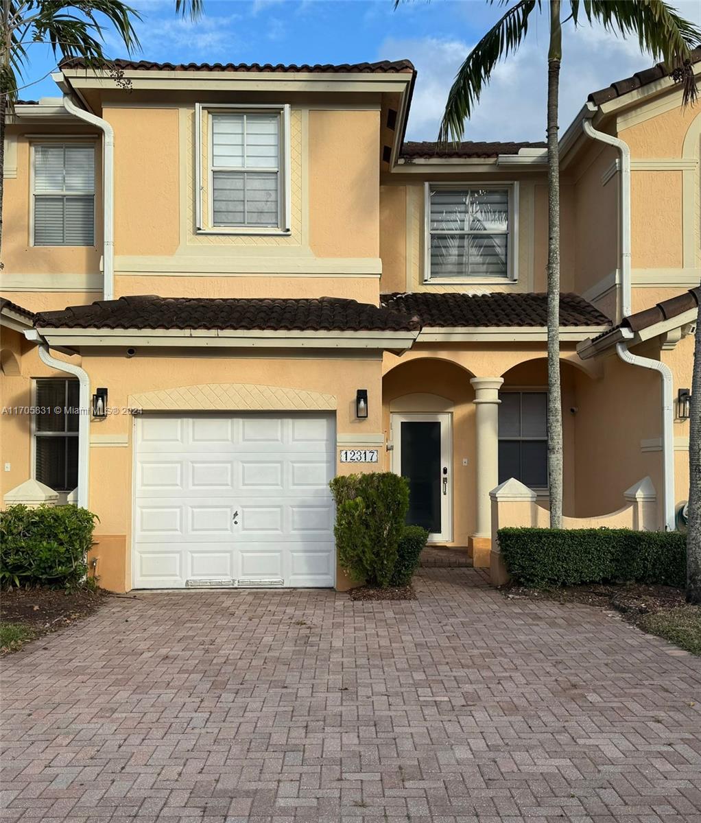 EXCELLENT TOWNHOUSE IN KENDALL BREEZE COMMUNITY 3/2.5 WASHER AND DRYER INSIDE THE UNIT, NEW APPLIANCES. REMODELED TOWNHOUSE, TOTAL FURNITURE VACANT READY TO MOVE-IN.$3200/MONTHLY