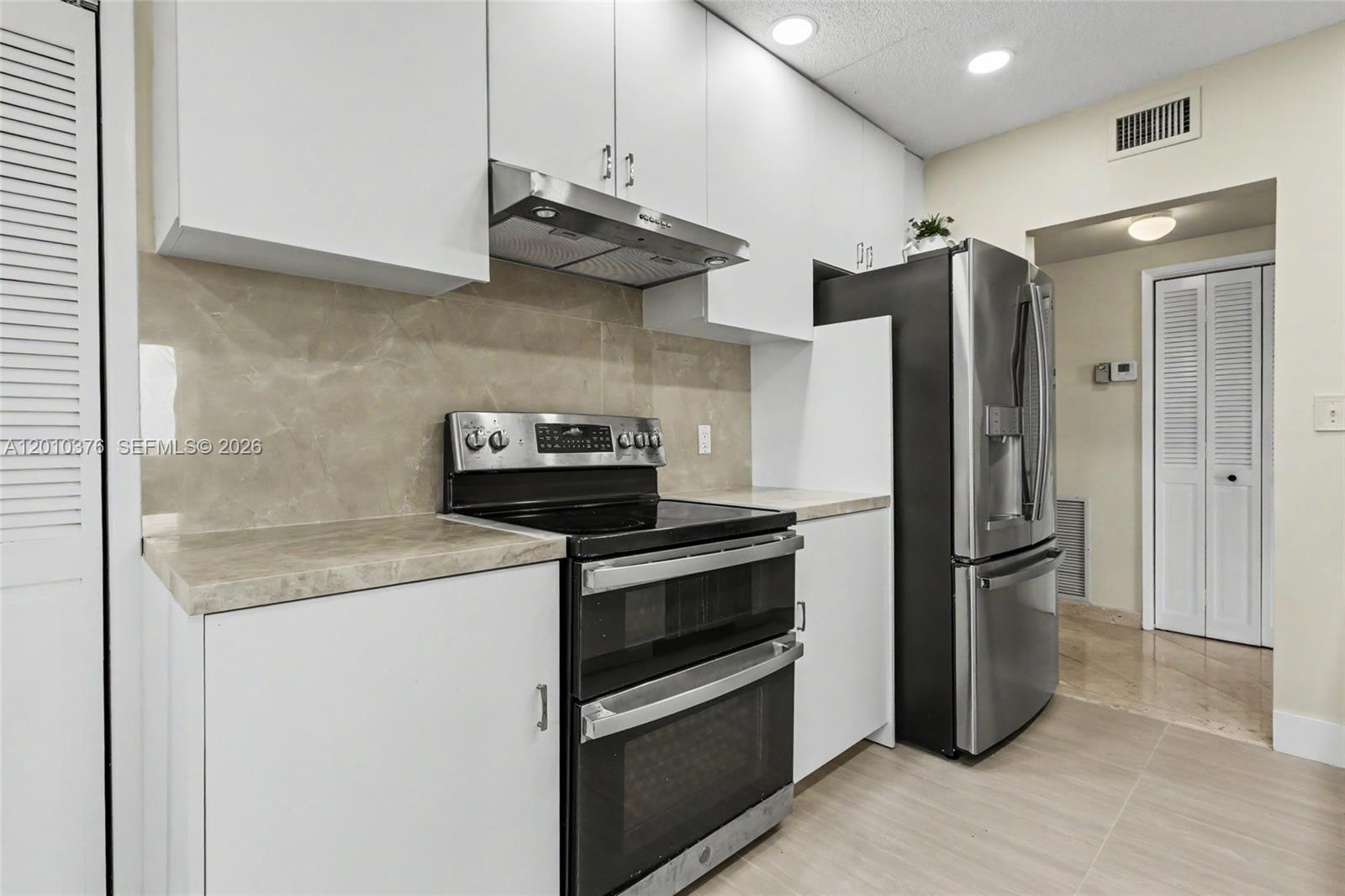 HILLCREST EAST NO 25 COND - Residential
