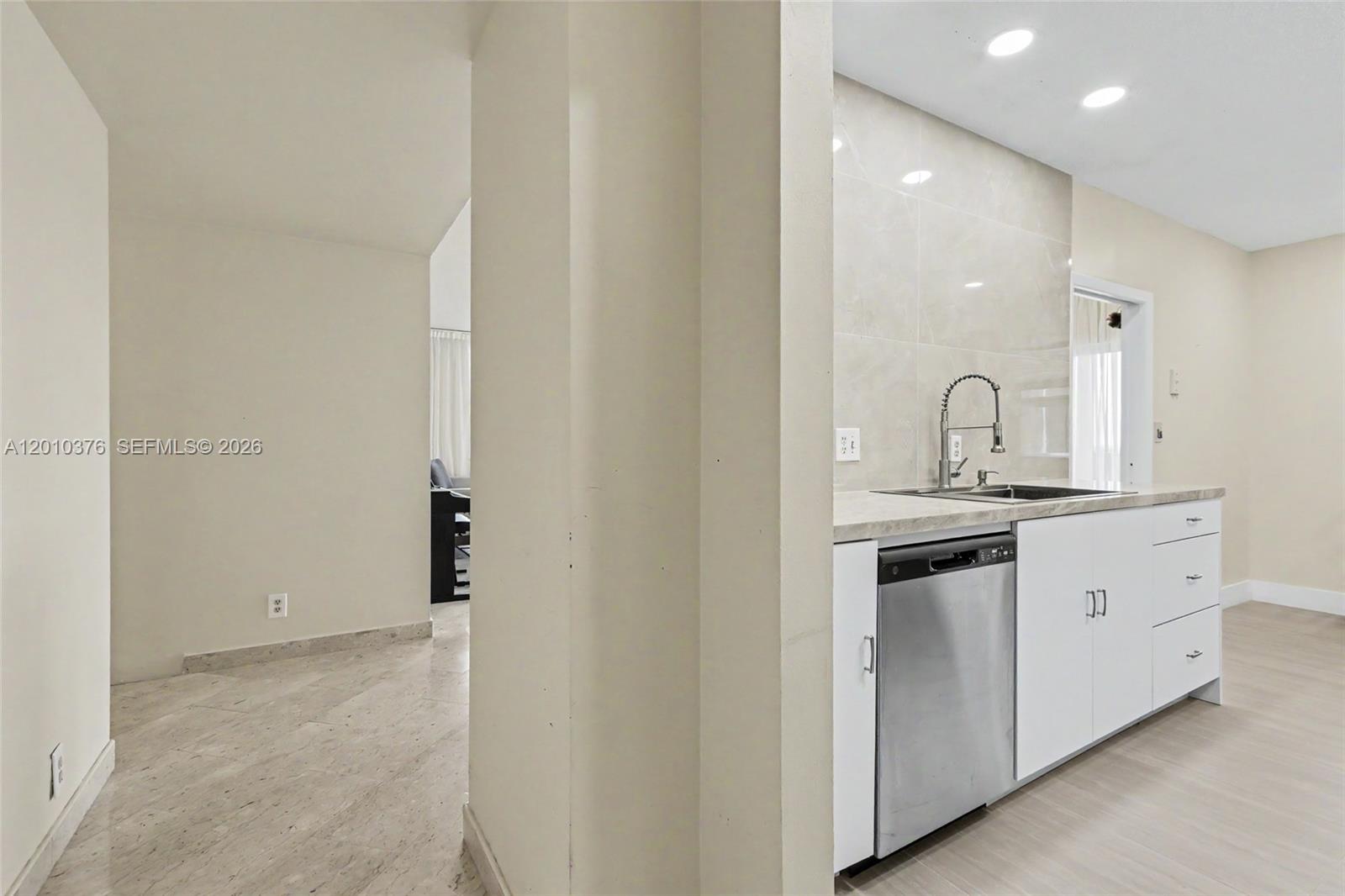 HILLCREST EAST NO 25 COND - Residential