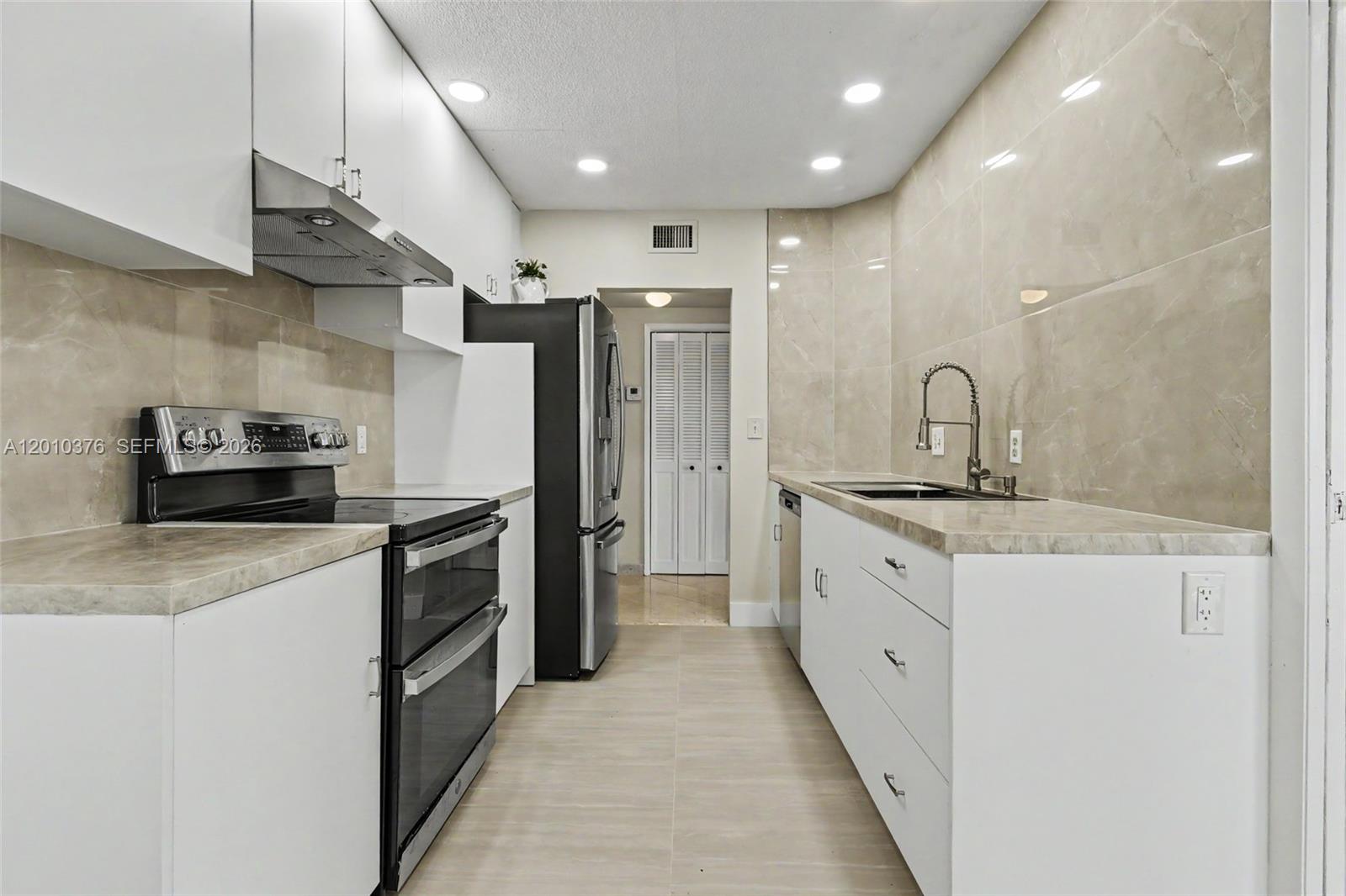 HILLCREST EAST NO 25 COND - Residential
