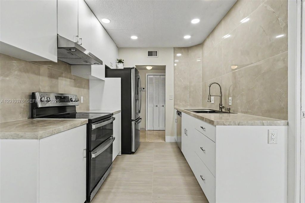 Photo of 3800 Hillcrest Dr #1211, Hollywood, FL 33021 (MLS # A12010376)
