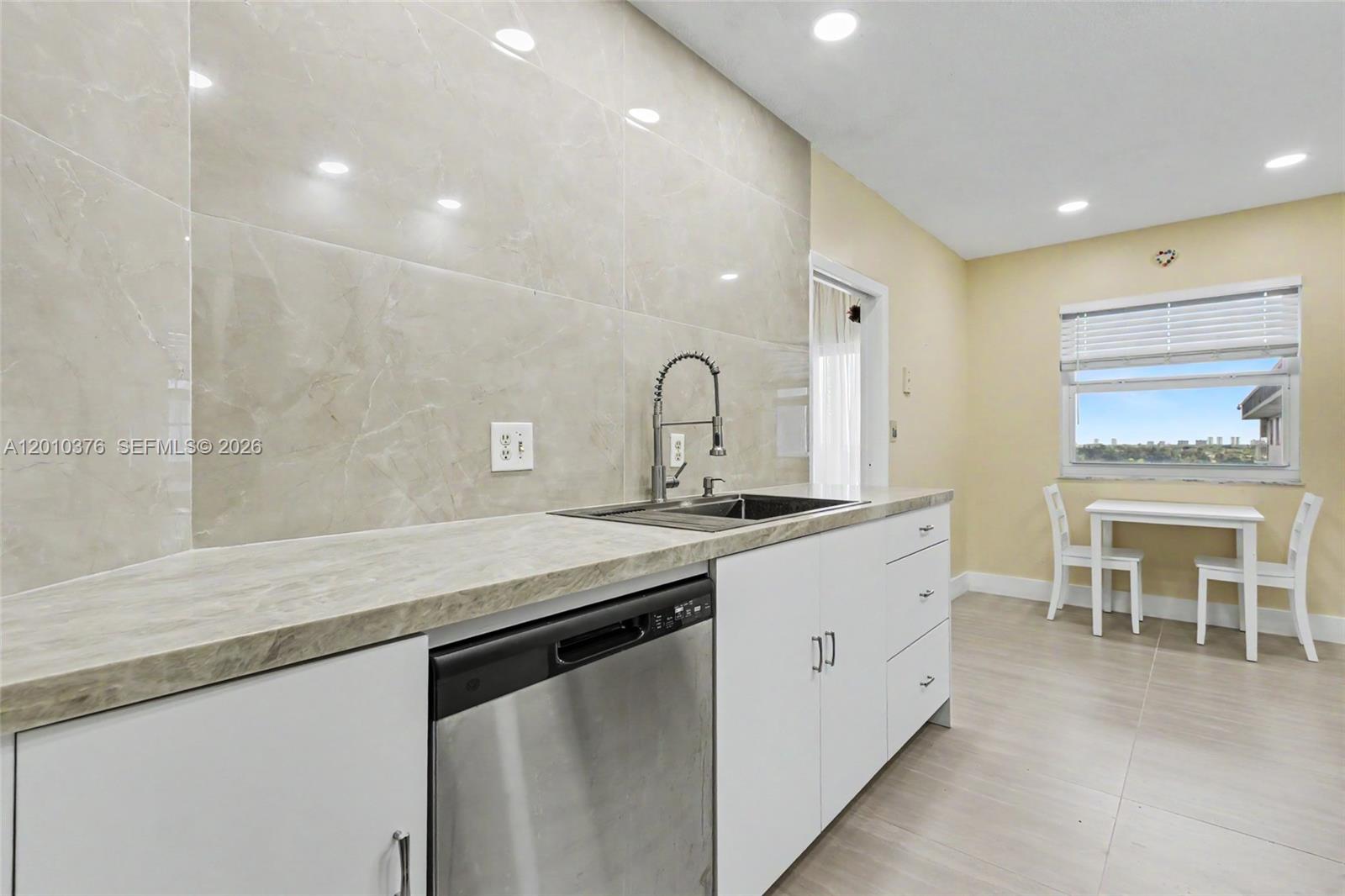 HILLCREST EAST NO 25 COND - Residential