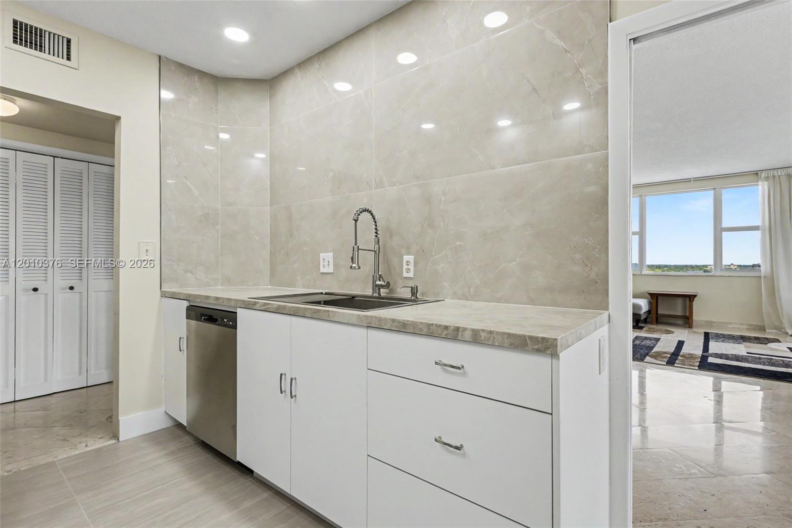 HILLCREST EAST NO 25 COND - Residential