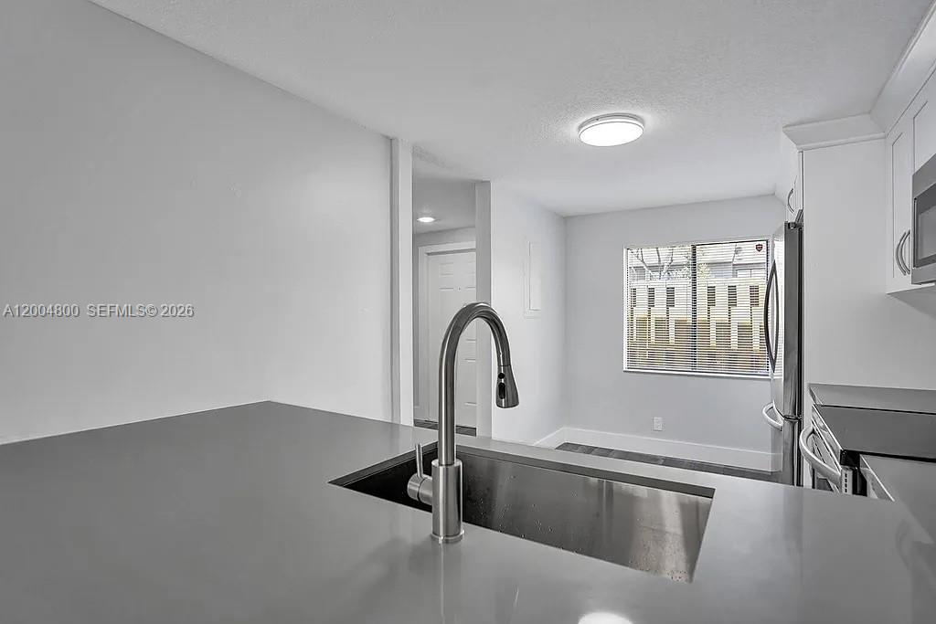 5084 S University Dr