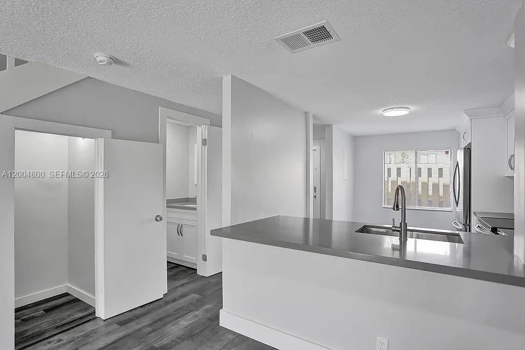 5084 S University Dr