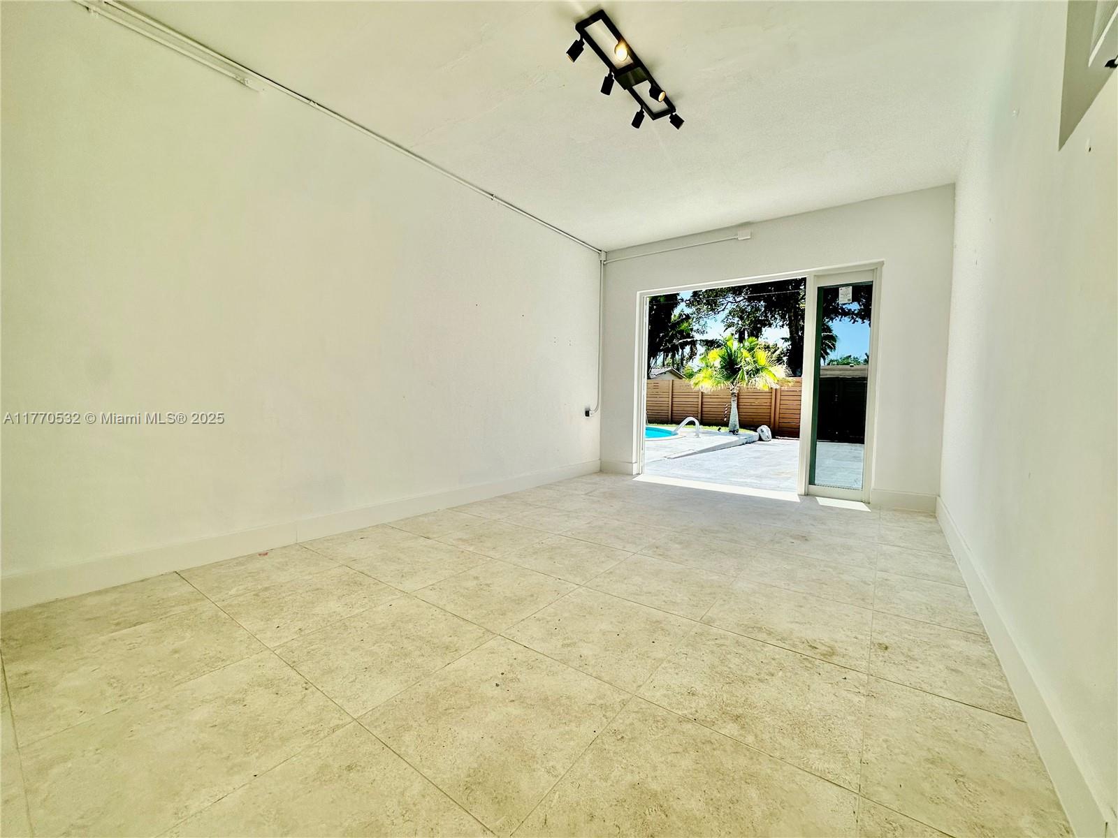 HOLLYWOOD HOMESITES HIGH - Residential
