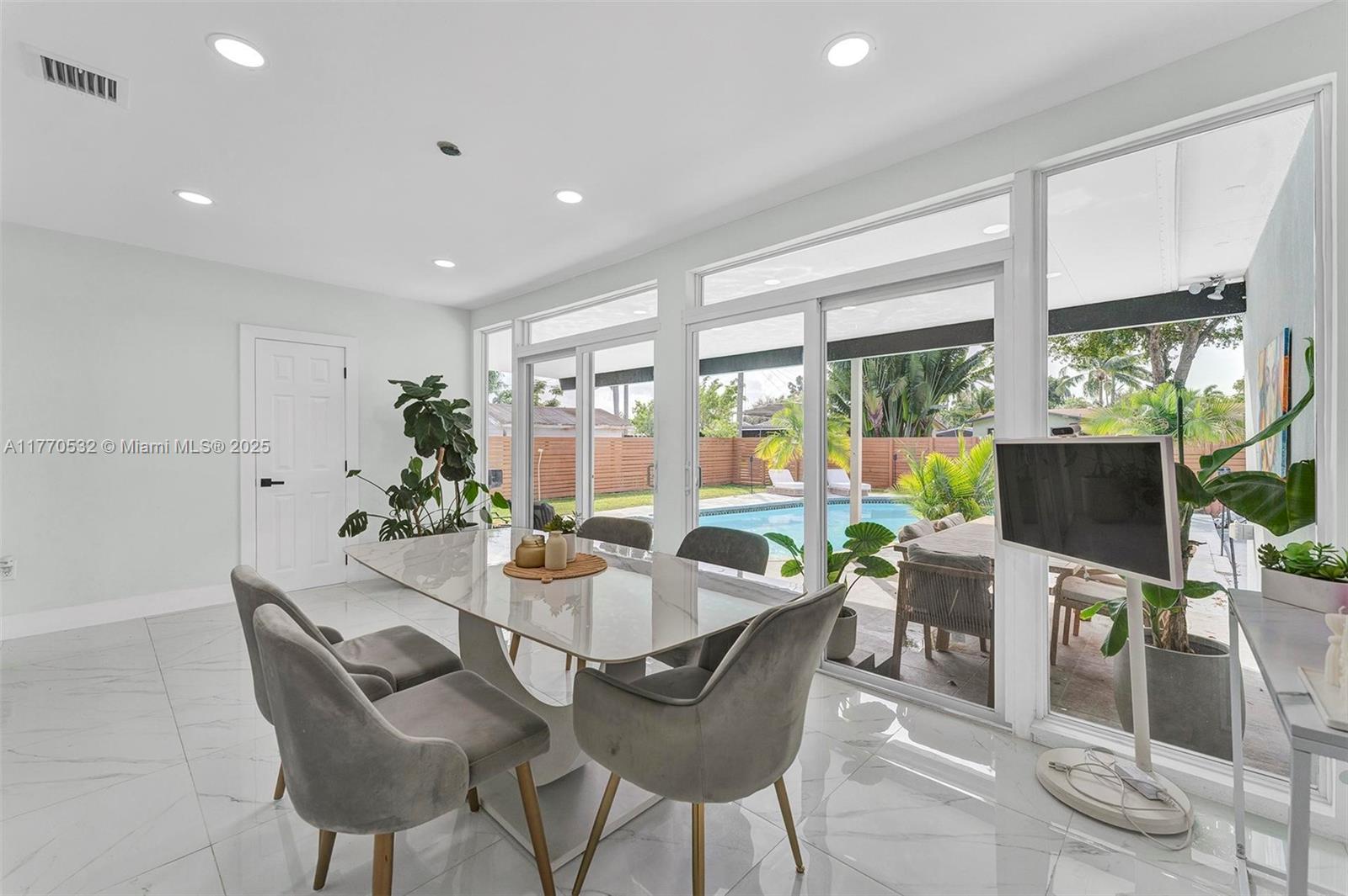 HOLLYWOOD HOMESITES HIGH - Residential