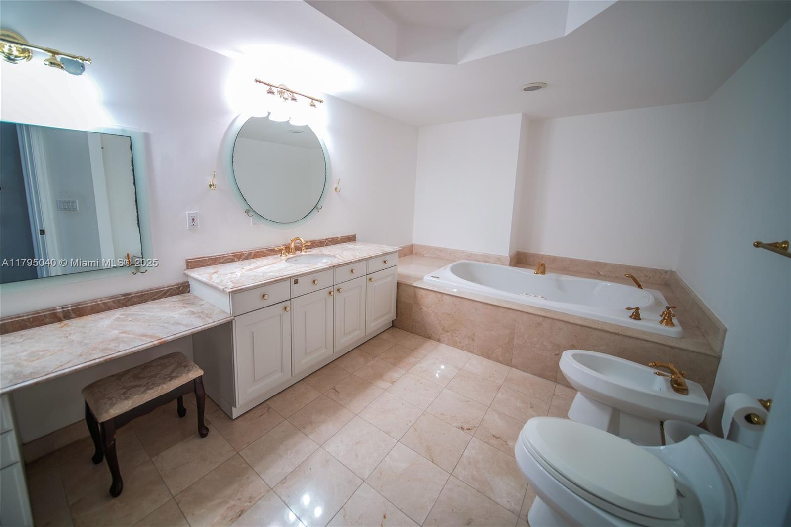 GRAND BAY RESIDENCES COND - Residential