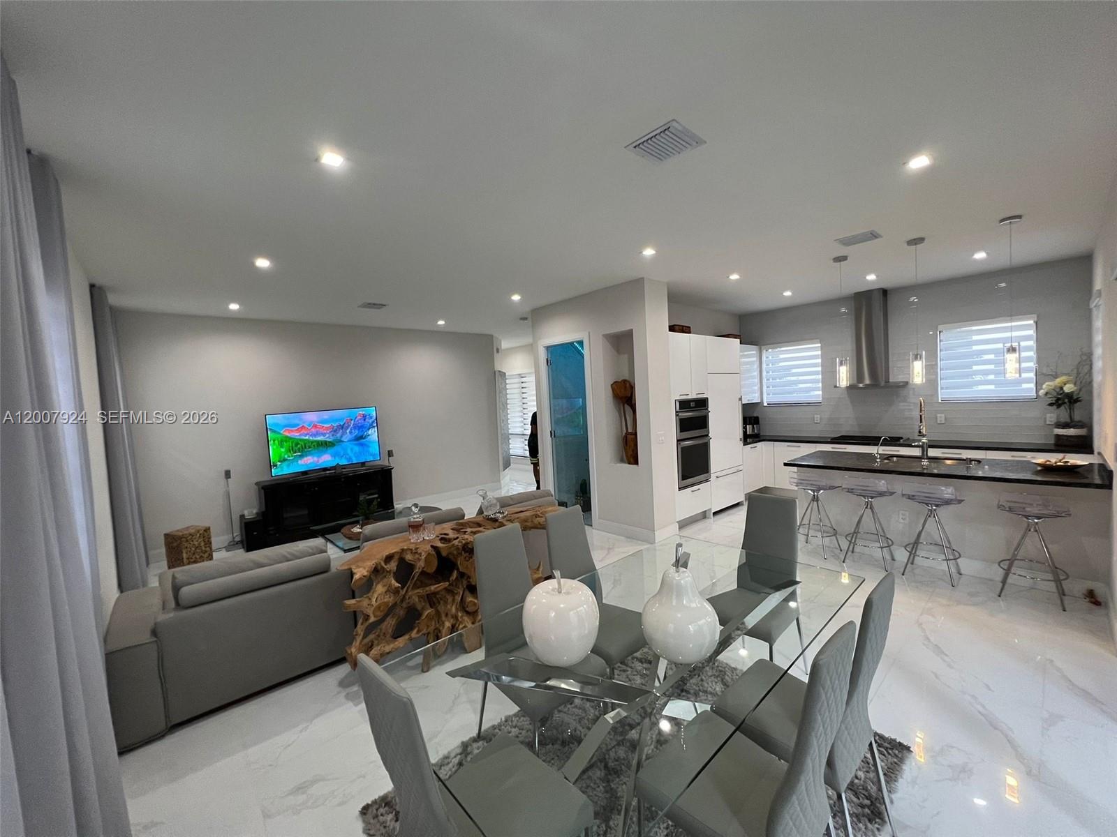 DOWNTOWN DORAL SOUTH PHAS - Residential