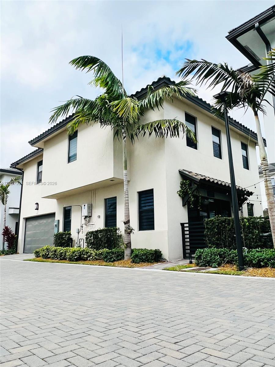 DOWNTOWN DORAL SOUTH PHAS - Residential