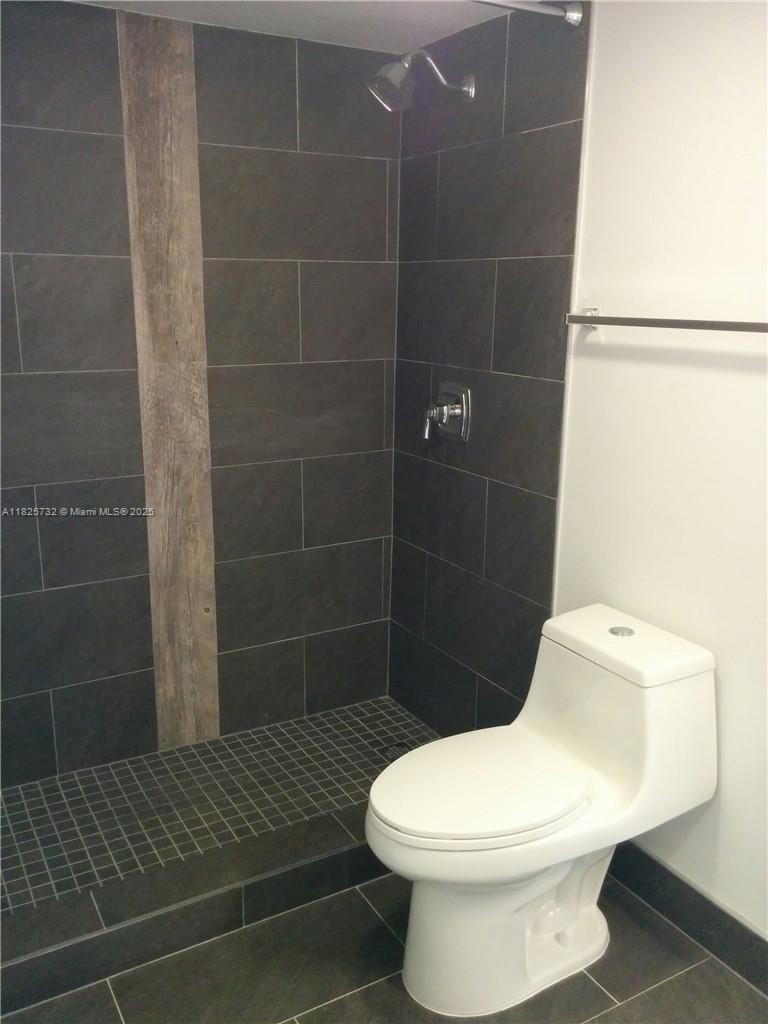 CONDO IN EXCELLENT CONDITION COMPLETELY RENOVATED A FEW YEARS AGO, 1 BEDROOM AND 1 BATHROOM,ONE PARKING SPACE ASSIGNED AND GUEST PARKING,MODERN BATHROOM,WOOD KITCHEN CABINETS WITH GRANITE COUNTER TOP AND SS. APPLIANCES,WASHER AND DRYER INSIDE THE UNIT,TILE FLOORS INCLUDING BALCONY,VERTICAL BLINDS,SCREEN BALCONY WITH LAKE VIEW,GATED COMMUNITY.ASSOCIATION APPROVAL REQUIRED.TENANT OCCUPIED PAYING $1,900 PER MONTH.LEASE EXPIRES 2/28/2026.PLEASE CALL 24 HOURS IN ADVANCE TO SCHEDULE A SHOWING. CALL LISTING AGENT FOR SHOWINGS.CASH ONLY.